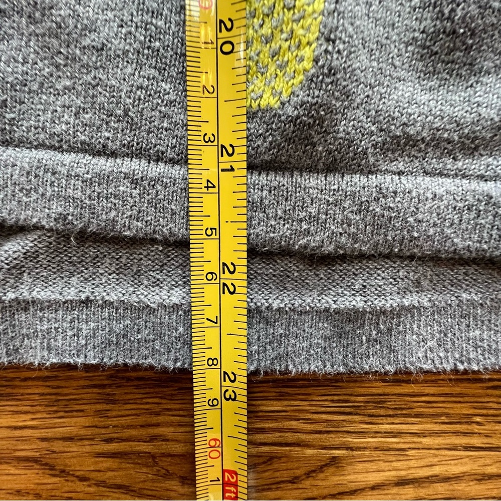 ⭐️ Old Navy Lightweight Sweater Gray with Pineapple Print size SMALL - Picture 7 of 12